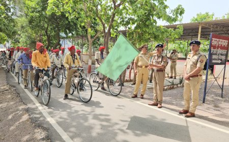पुलिस अधीक्षक द्वारा ग्राम चौकीदारों को साइकिलें वितरित