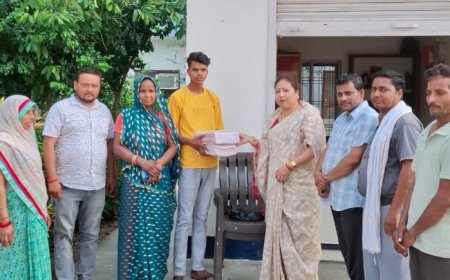 ब्लाक प्रमुख रेनू वर्मा ने अग्नि पीड़ित बच्चों को किताब कांपी आदि शैक्षिक सामग्री वितरित की