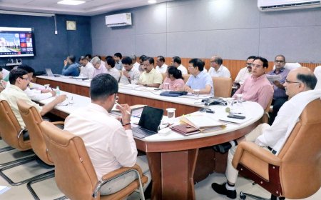 सीएम डैशबोर्ड समीक्षा में कमिश्नर सख्त, विकास कार्यों में तेजी लाने के निर्देश