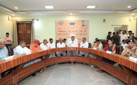 अवैध पार्किंग पर सख्त हुए प्रभारी मंत्री, एफआईआर कर जेल भेजने के निर्देश