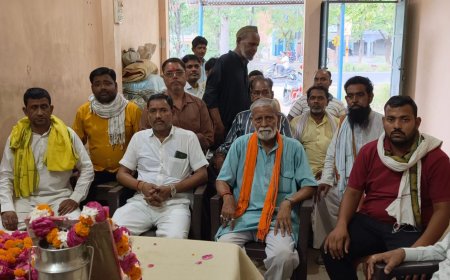 शहीद हरिश्चंद्र अग्रवाल की स्मृति में मरीजों व कामगारों को बांटे गए फल