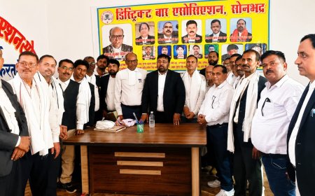 भीषण गर्मी को देखते हुए वरिष्ठ अधिवक्ताओं को किया गया गमछा वितरण