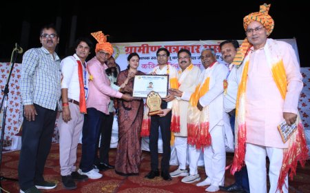विष्णु सिकरवार के नेतृत्व में खेरागढ़ में गूंजा कवि सम्मेलन, मंजू भदौरिया और शैलेंद्र शर्मा ने सराहा ग्रामीण पत्रकार एसोसिएशन