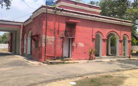 पी डब्लू डी का डाक बंगला रामनगर मरम्मत की  देख रहा राह