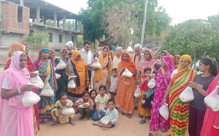 भगवान भजनाश्रम की ओर से श्रद्धालुओं व जरूरतमंदों को  किया गया शर्बत व अन्न वितरण
