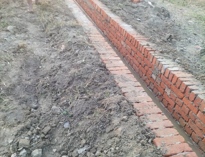 नाली निर्माण में भारी अनियमितता, घटिया सामग्री का इस्तेमाल, अधिकारियों पर मिलीभगत के आरोप क्षेत्र में चल रहे नाली निर्माण कार्य में गंभीर अनियमितताओं की शिकायत