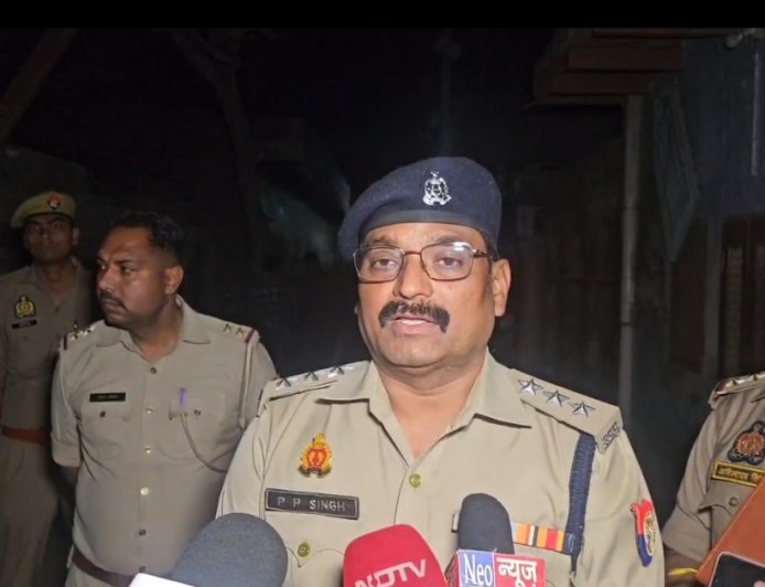 डबल डेथ मिस्ट्री: फंदे पर युवक, फर्श पर युवती • बंद कमरे में मिली दो लाशें, इलाके में सनसनी • हर एंगल से जांच में जुटी पुलिस, पोस्टमार्टम रिपोर्ट का इंतजार