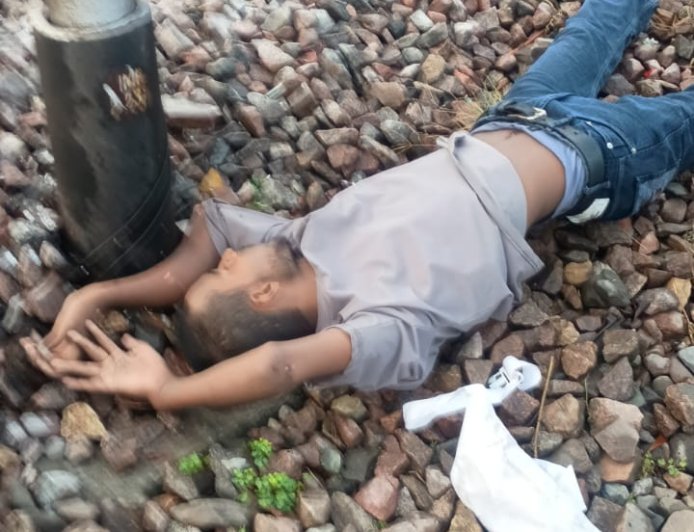 रेलवे लाइन के किनारे मिला युवक का शव, गांव में हड़कंप