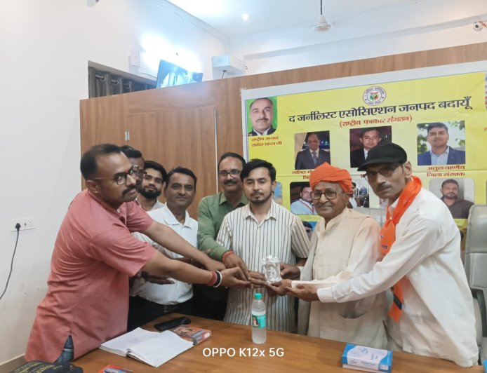 बाग़ बुलबुल, राग़ कोयल चाहिए,चाह हर दिल, राह मंज़िल चाहिए। बाग़बां कोई रखो, रख लो जनाब, शाख़ पर महफूज़,हर ग़ुल चाहिए-अभाषित नरेंद्र