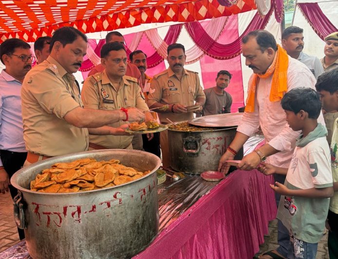 प्रथम मंगलवार पर थाना टिकैत नगर में दिव्य भंडारे का आयोजन