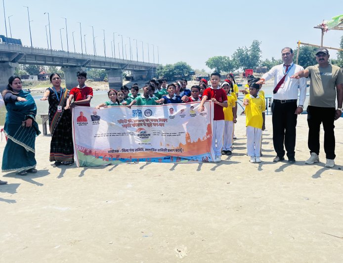 फ्यूचर लीडर्स स्कूल के विद्यार्थियों ने ‘स्वच्छ गंगा’ अभियान के तहत कछला गंगा घाट पर की सफाई