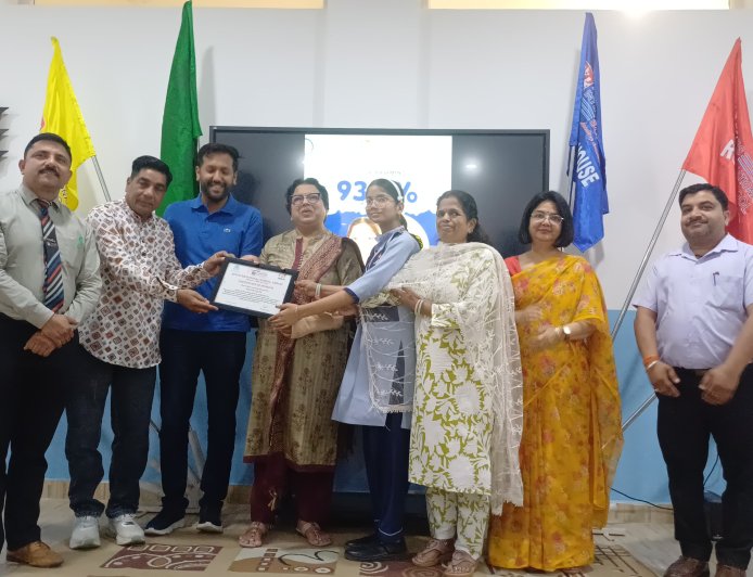 ए पी एस इंटरनेशनल स्कूल के टॉप मेधावियों को मैनेजमेंट ने किया सम्मानित