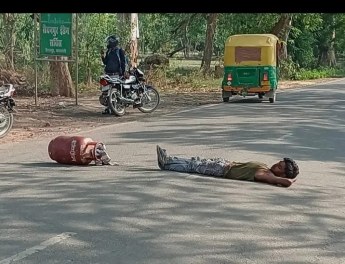 घरेलू गैस न मिलने से क्षुब्ध युवक ने सडक पर सिलेंडर रखकर लेटकर  विरोध किया तब उसे सैदनपुर चौकी इंचार्ज ने सिलेंडर दिलाया