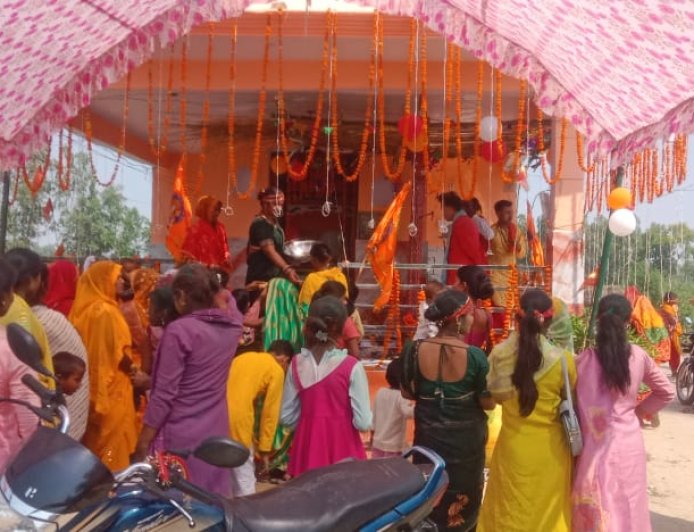 क्षेत्र के थानाडीह गांव में भगवान भोलेनाथ की प्राण प्रतिष्ठा में शिव बारात निकाली गई