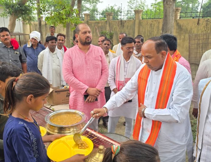 दूसरे बड़ा मंगल पर जगह-जगह लगे भंडारे के पंडाल