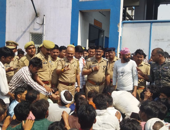 वेतन वृद्धि को लेकर फैक्ट्री में बवाल रनिया इंडस्ट्रियल एरिया की कानपुर एडविल फैक्ट्री में कर्मचारियों का धरना,ठेकेदार पर मारपीट का आरोप
