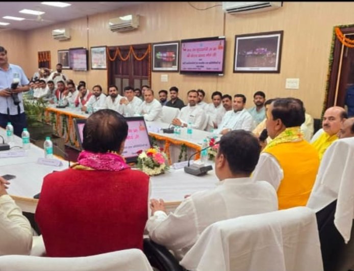 डिप्टी CM के सामने गूंजा RTO भ्रष्टाचार का मुद्दा, मीडिया प्रभारी ने फिटनेस सेंटर आगरा शिफ्ट करने पर जताई नाराजगी