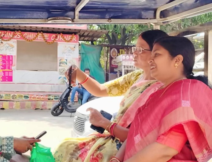 वैश्विक ऊर्जा संकट के बीच राज्यसभा सांसद डॉ. संगीता बलवंत ने दिया ईंधन बचत का संदेश, ई-रिक्शा से की यात्रा