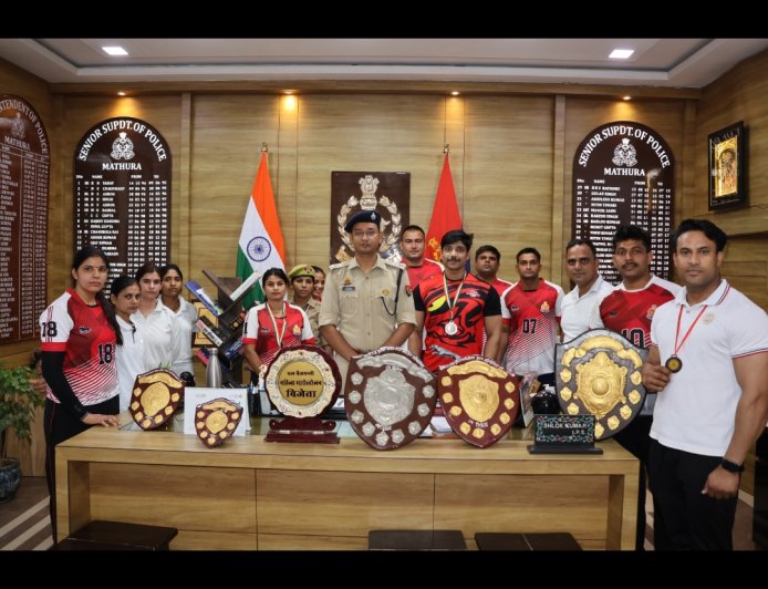मथुरा पुलिस के खिलाड़ियों का खेल में जलवा, SSP ने नगद पुरस्कार देकर किया सम्मानित आगरा जोन की टीम ने वेटलिफ्टिंग, पावरलिफ्टिंग और बॉडीबिल्डिंग में जीती चल वैजयंती, मथुरा के खिलाड़ियों का रहा अहम योगदान
