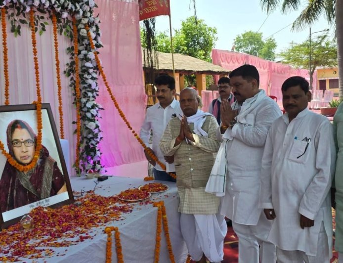 समाजवादी पार्टी के राष्ट्रीय सचिव पूर्व कैबिनेट मंत्री अरविंद कुमार सिंह गोप ने पूर्व ब्लाक प्रमुख दिनेश सिंह की स्वर्गवासी पत्नी की आत्मा की शांति के लिए ईश्वर से प्रार्थना की