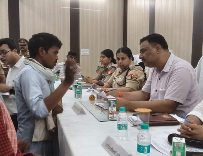 शासन के मंशानुरूप जनपद के सभी तहसीलो में आयोजित किया गया सम्पूर्ण समाधान दिवस  तहसील मड़िहान में जिलाधिकारी व पुलिस अधीक्षक ने आए हुए फरियादियो की सुनी समस्याएं