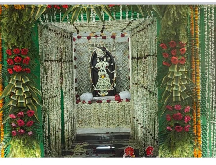 पुरुषोत्तम मास के प्रथम दिवस श्री बेटी जी मंदिर में सजा अलौकिक पुष्पपुरुषोत्तम मास के प्रथम दिवस श्री बेटी जी मंदिर में सजा अलौकिक पुष्प श्रृंगार