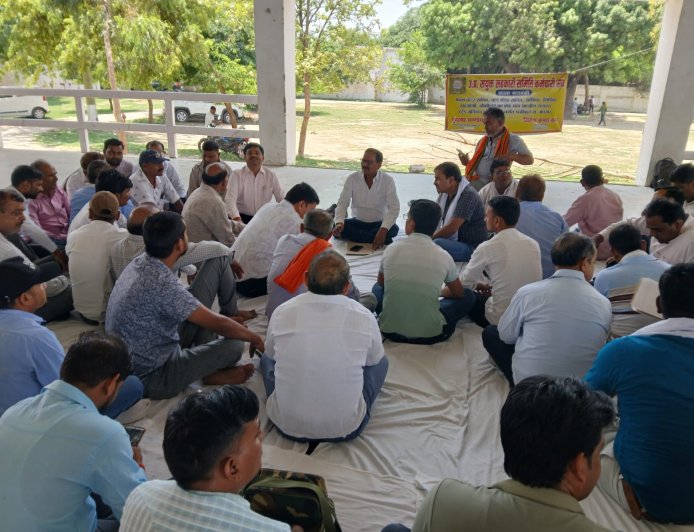 सहकारी कर्मचारियों ने सरकार के खिलाफ खोला मोर्चा, सामूहिक इस्तीफे की चेतावनी