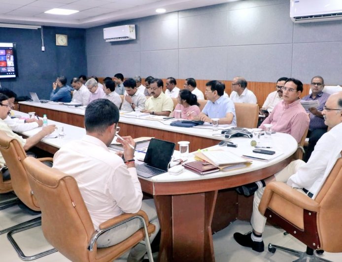 सीएम डैशबोर्ड समीक्षा में कमिश्नर सख्त, विकास कार्यों में तेजी लाने के निर्देश