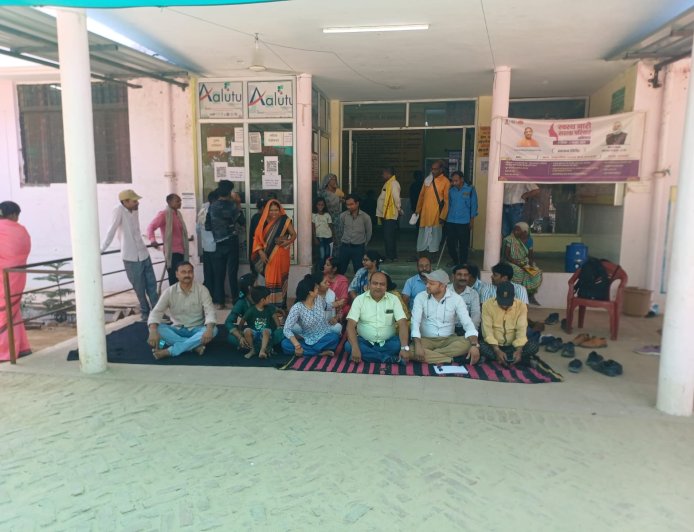 मांगों को लेकर संविदा कर्मियों का कार्य बहिष्कार, सीएचसी रामनगर की स्वास्थ्य सेवाएं प्रभावित