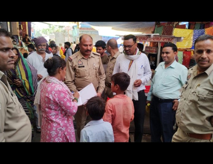 बरसाना में एएचटीयू पुलिस की बड़ी कार्रवाई, श्रीजी मंदिर परिसर से 25 बच्चों को भिक्षावृत्ति से कराया मुक्त
