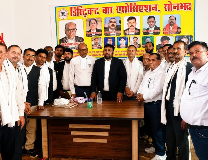 भीषण गर्मी को देखते हुए वरिष्ठ अधिवक्ताओं को किया गया गमछा वितरण