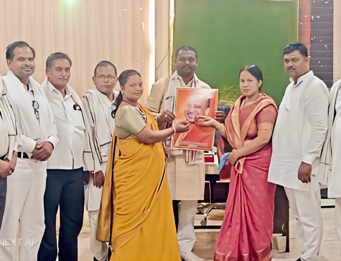 दुद्धी ब्लॉक सभागार में ग्राम प्रधानों को प्रशासक सरकार द्वारा नियुक्त किए जाने पर धन्यवाद प्रस्ताव पारित खुशी में बाटे गए मिठाई