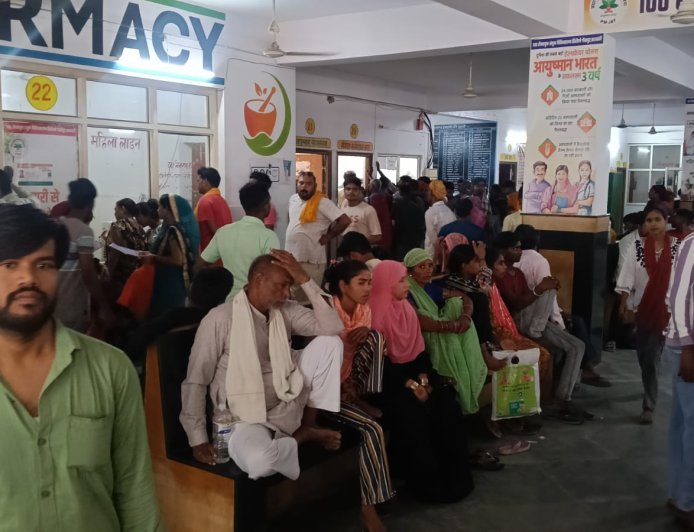 संयुक्त चिकित्सालय सिरौलीगौसपुर की ओ पी डी में मरीजों की उमडी भीड़