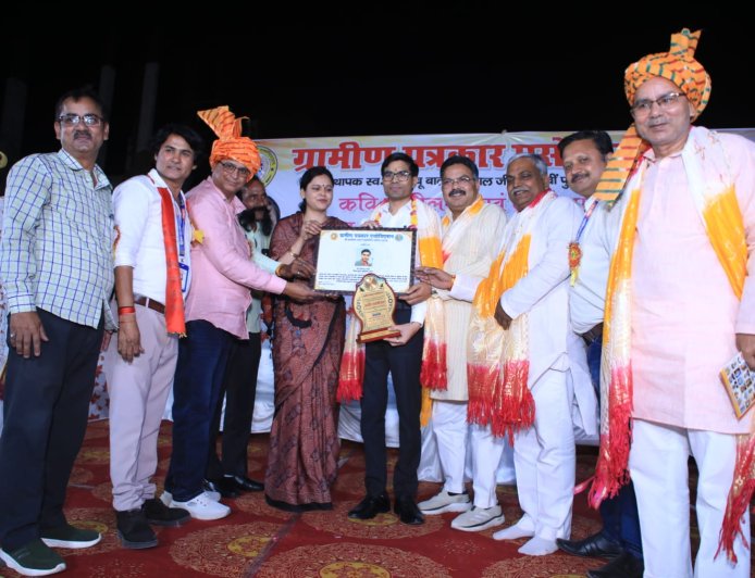 विष्णु सिकरवार के नेतृत्व में खेरागढ़ में गूंजा कवि सम्मेलन, मंजू भदौरिया और शैलेंद्र शर्मा ने सराहा ग्रामीण पत्रकार एसोसिएशन