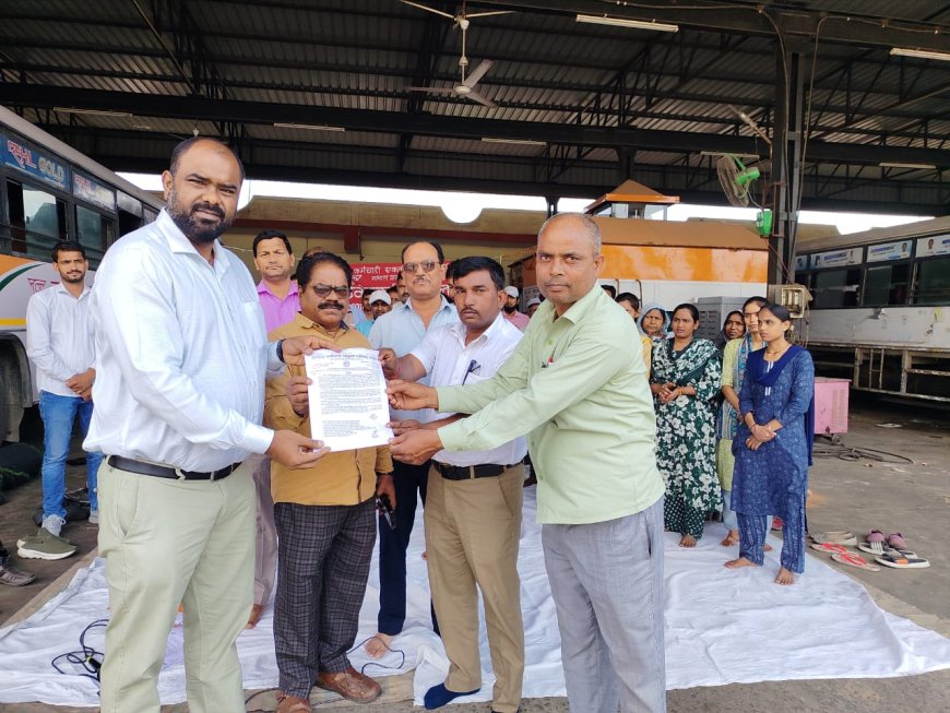 राप्तीनगर कार्यशाला में रोडवेज कर्मचारियों का धरना, मांगों को लेकर जताया आक्रोश