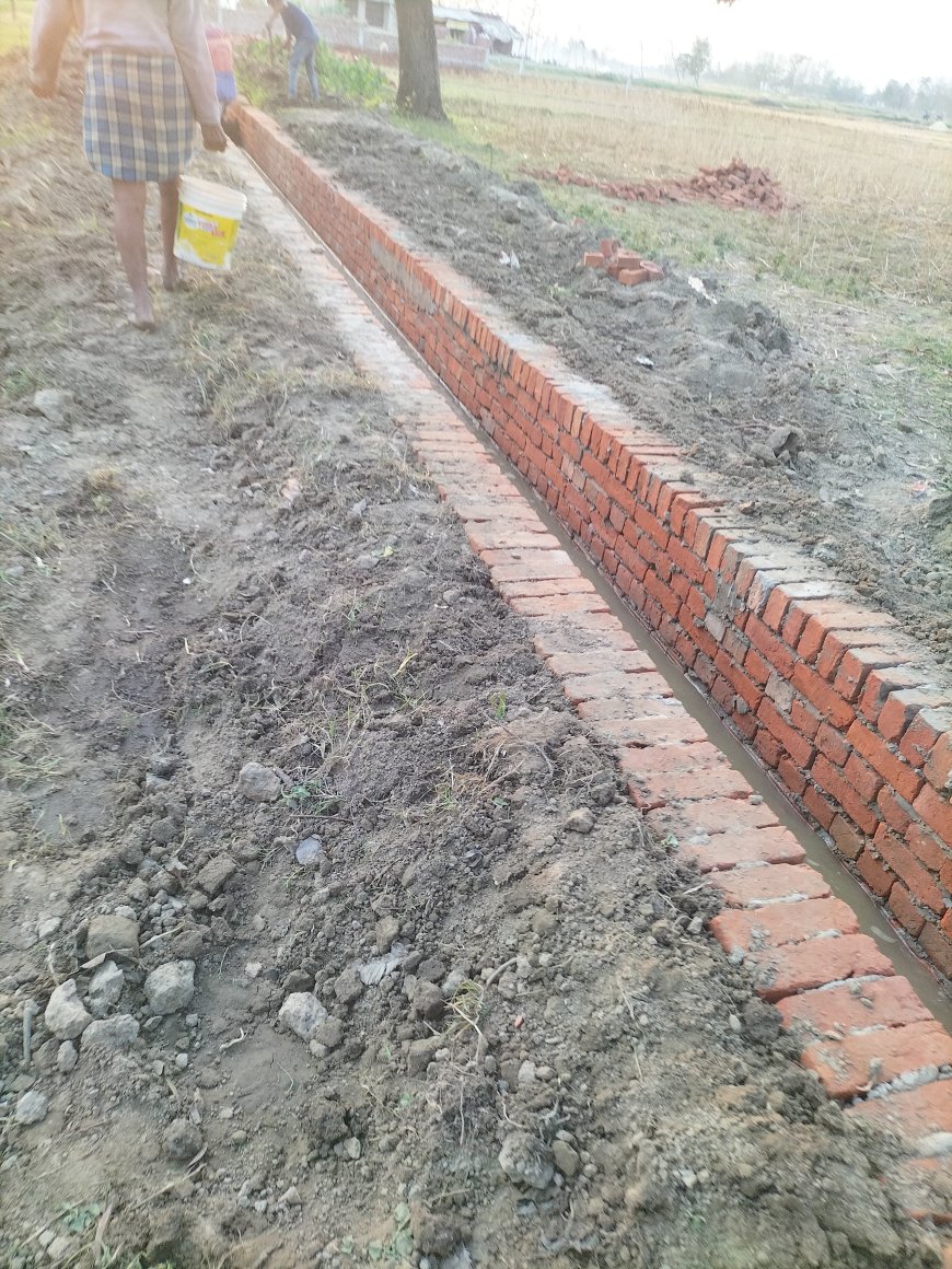 नाली निर्माण में भारी अनियमितता, घटिया सामग्री का इस्तेमाल, अधिकारियों पर मिलीभगत के आरोप क्षेत्र में चल रहे नाली निर्माण कार्य में गंभीर अनियमितताओं की शिकायत