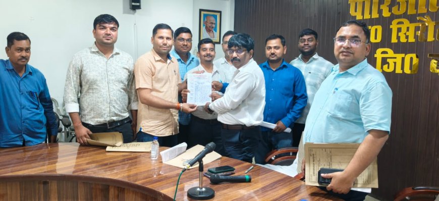 उत्तर प्रदेश लेखपाल संघ सिरौलीगौसपुर के अध्यक्ष शुभेन्द्र अवस्थी ने उपजिलाधिकारी अनिल कुमार सरोज को ज्ञापन सौंपा