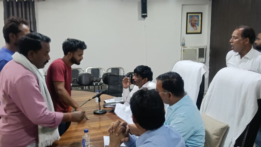 सम्पूर्ण समाधान दिवस तहसील के पारिजात सभागार में उपजिलाधिकारी अनिल कुमार सरोज की अध्यक्षता एंव तहसीलदार बालेन्दु भूषण वर्मा के संयोजन में हुआ जिसमें कुल 16 शिकायतें आयीं,5 शिकायतों का निस्तारण किया गया