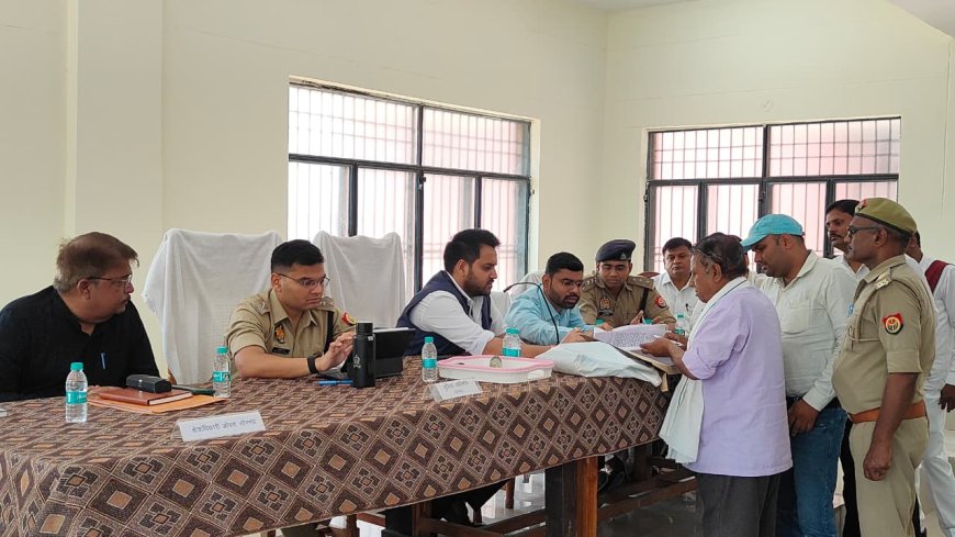 जिलाधिकारी एवं पुलिस अधीक्षक सोनभद्र द्वारा तहसील ओबरा में सुनी गई जन समस्याएं