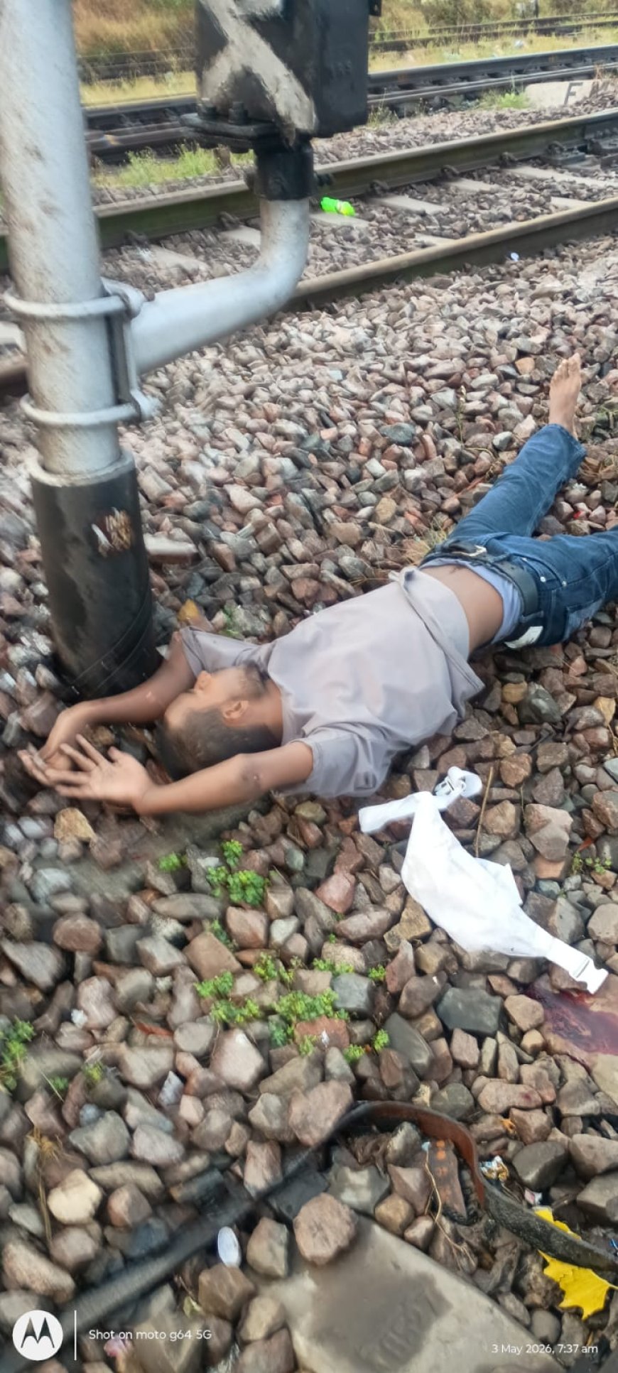 रेलवे लाइन के किनारे मिला युवक का शव, गांव में हड़कंप
