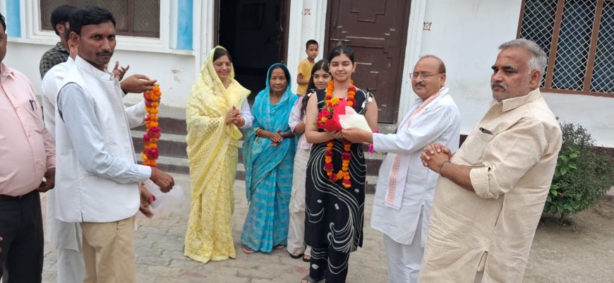 सरयू नदी की तलहटी की बेटी आन्या सिंह फेडरिस विद्यालय लखनऊ से हाईस्कूल की परीक्षा में 96% अंक प्राप्त कर टाप 10 में स्थान बनाया, विधान परिषद सदस्य अंगद सिंह अपने साथियों के साथ सम्मानित किया