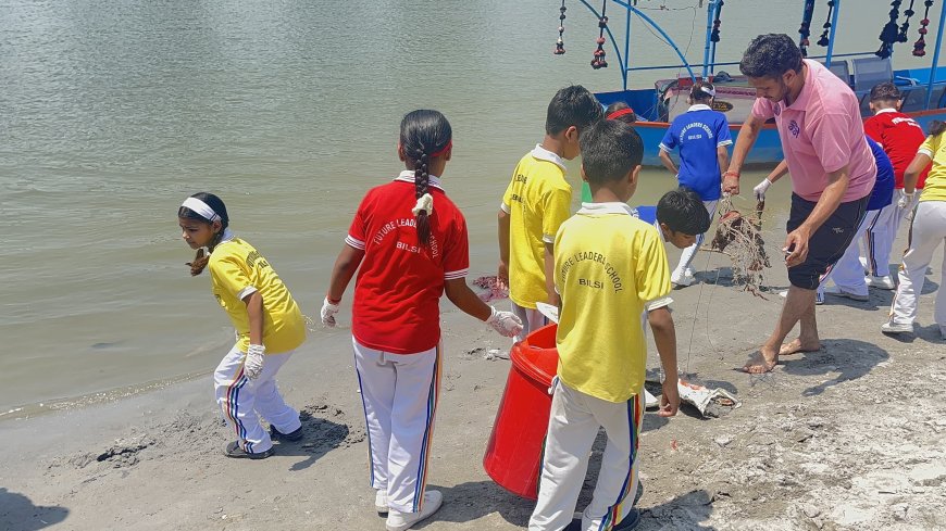 फ्यूचर लीडर्स स्कूल के विद्यार्थियों ने ‘स्वच्छ गंगा’ अभियान के तहत कछला गंगा घाट पर की सफाई