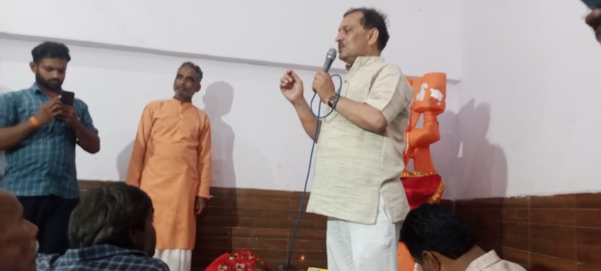 विश्व हिन्दू परिषद तथा बजरंग दल द्वारा संयुक्त रूप से हुए हनुमान चालीसा पाठ का शुभारंभ डॉ वीरेश कुमार सिंह ने किया -
