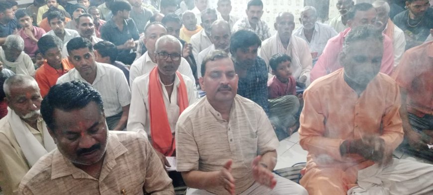 विश्व हिन्दू परिषद तथा बजरंग दल द्वारा संयुक्त रूप से हुए हनुमान चालीसा पाठ का शुभारंभ डॉ वीरेश कुमार सिंह ने किया -
