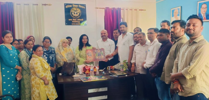 नवागत खंण्ड शिक्षा अधिकारी का अध्यापकों ने पुष्प गुच्छ भेंट कर सम्मान किया