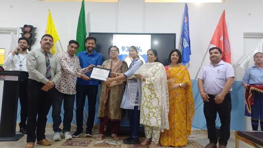 ए पी एस इंटरनेशनल स्कूल के टॉप मेधावियों को मैनेजमेंट ने किया सम्मानित