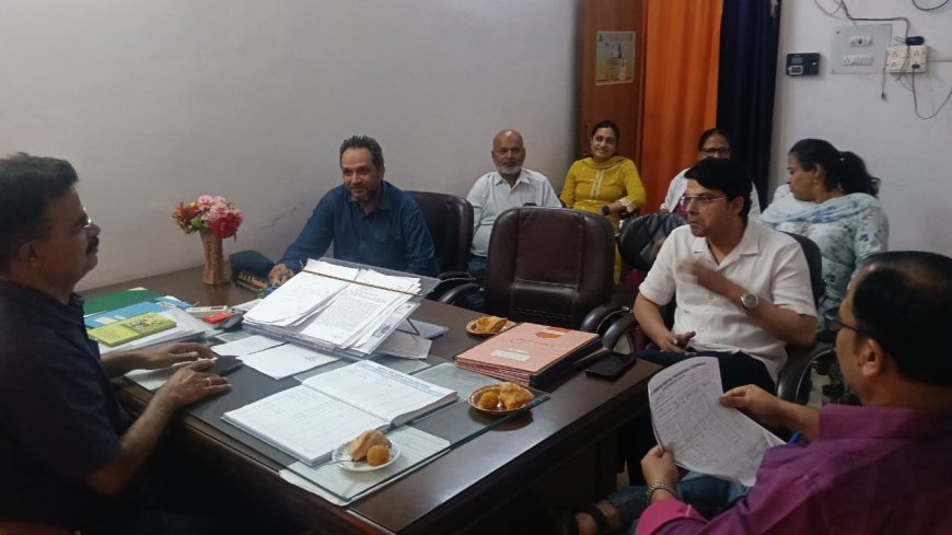 संयुक्त चिकित्सालय सिरौलीगौसपुर में 782 मरीजों के स्वास्थ्य का परीक्षण कर दवायें दी गई एंव सी एम एस डाक्टर ए के प्रियदर्शी की अध्यक्षता में चिकित्सकों व स्वास्थ्य कर्मियों की बैठक हुई