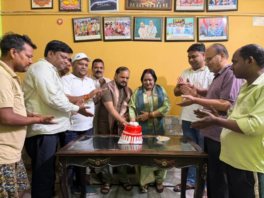सभासदों ने पालिका अध्यक्ष ज्ञानदेवी सागर व पूर्व पालिका अध्यक्ष ओपी सागर की धूमधाम से केक काटकर मनाई शादी की सालगिरह
