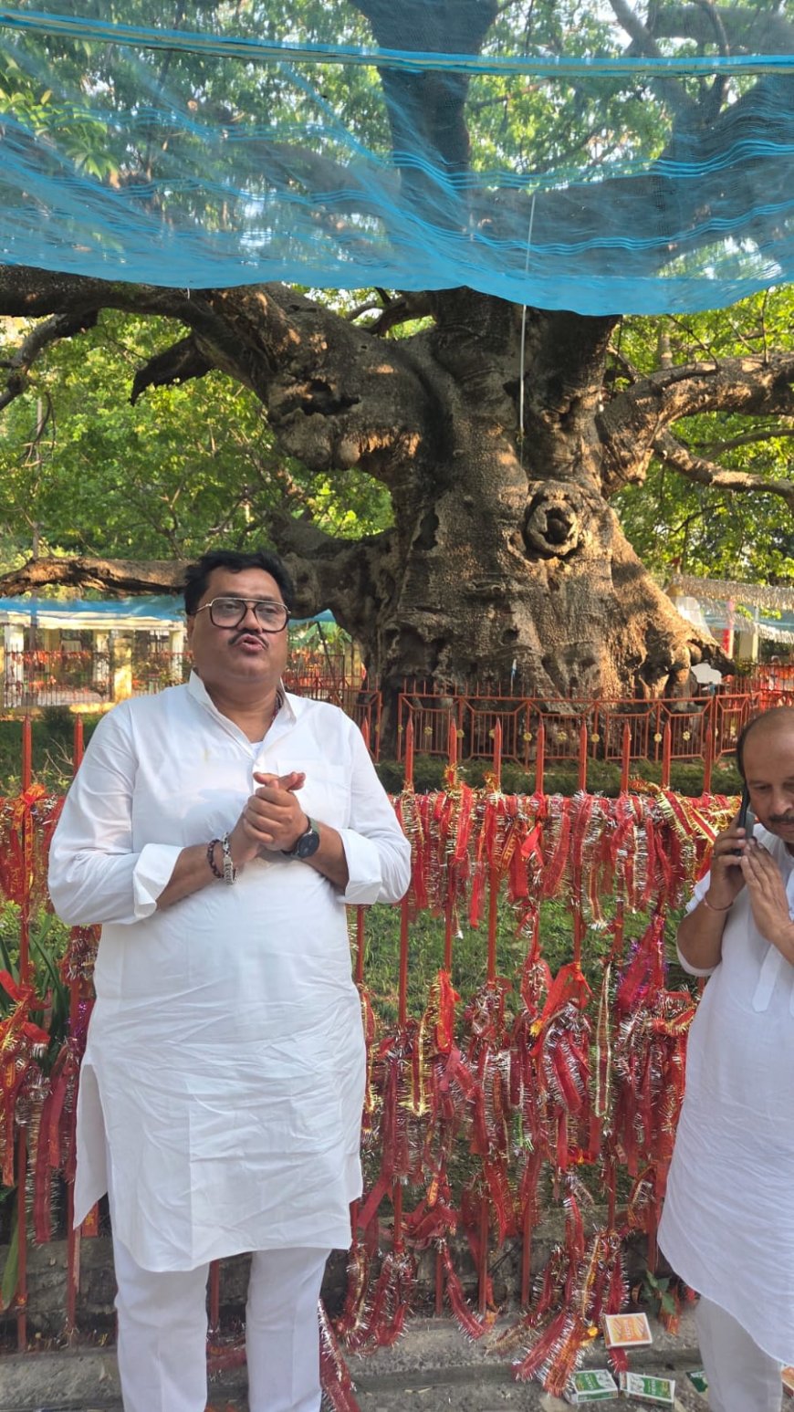 लोक जनशक्ति पार्टी के प्रदेश प्रभारी गोरख नाथ दुबे के साथ विहार के प्रदेश महासचिव पंकज पांडेय ने पारिजात धाम बरोलिया में दर्शन पूजन कर विश्वमानव कल्यांण की कामना किया