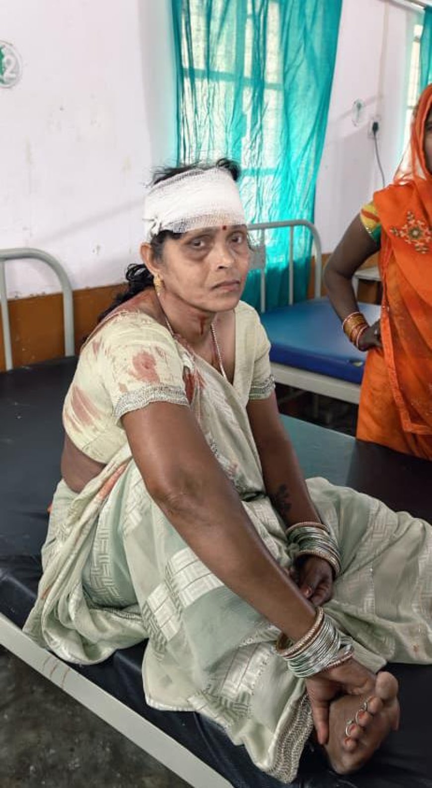 टिकैतनगर CHC के सामने सड़क हादसा